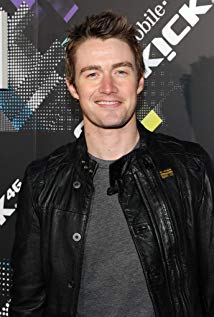 How tall is Robert Buckley?